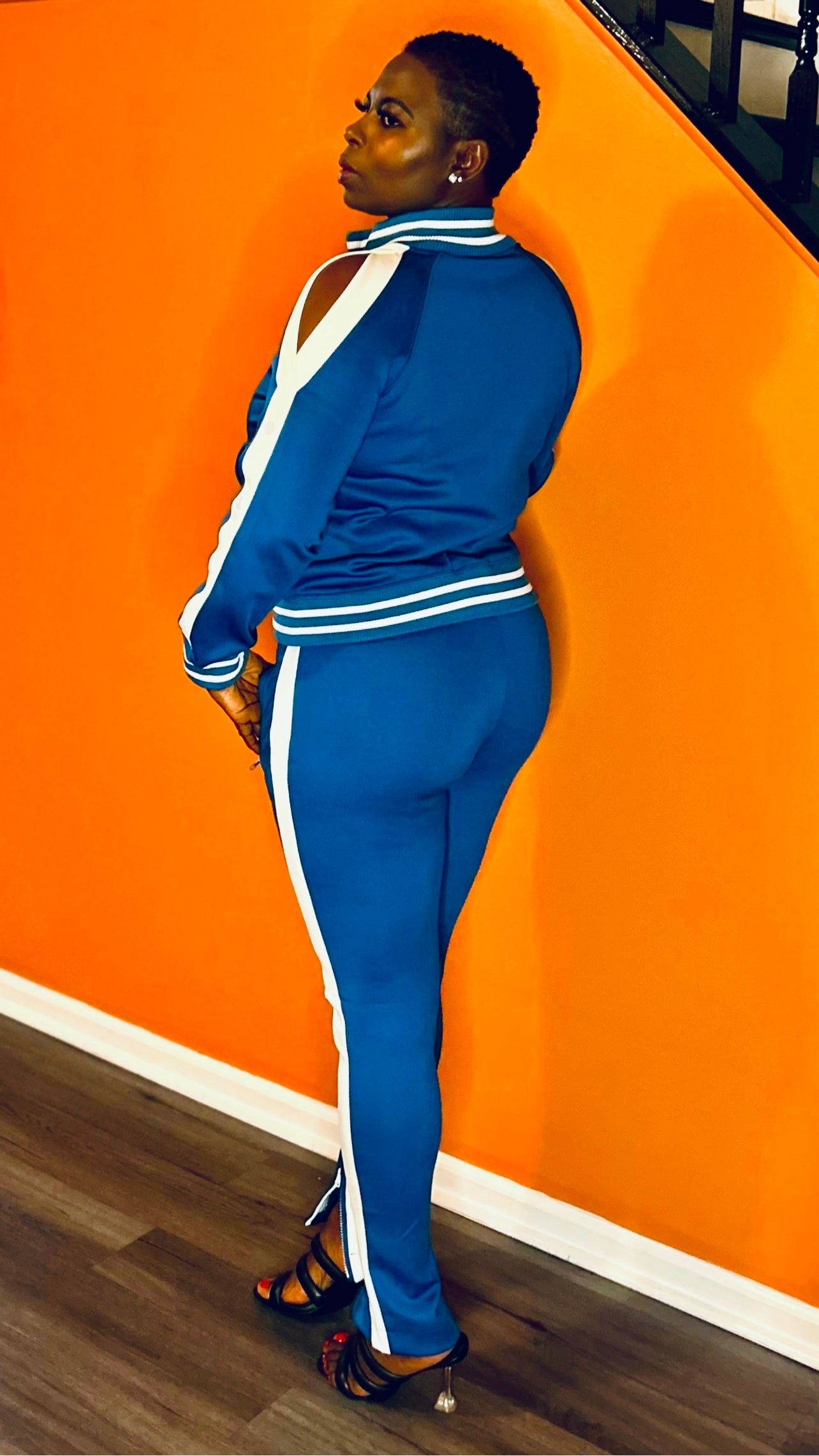 Side profile of the 2-piece tracksuit women's set, showcasing the relaxed fit and stylish design